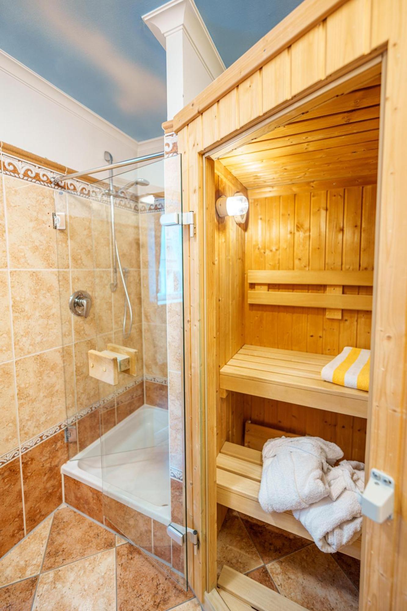 Koenig Ludwig Design Hotel Neu Zimmer Mit Sauna Oder Whirlpool Oder Mehr Altotting Exterior photo
