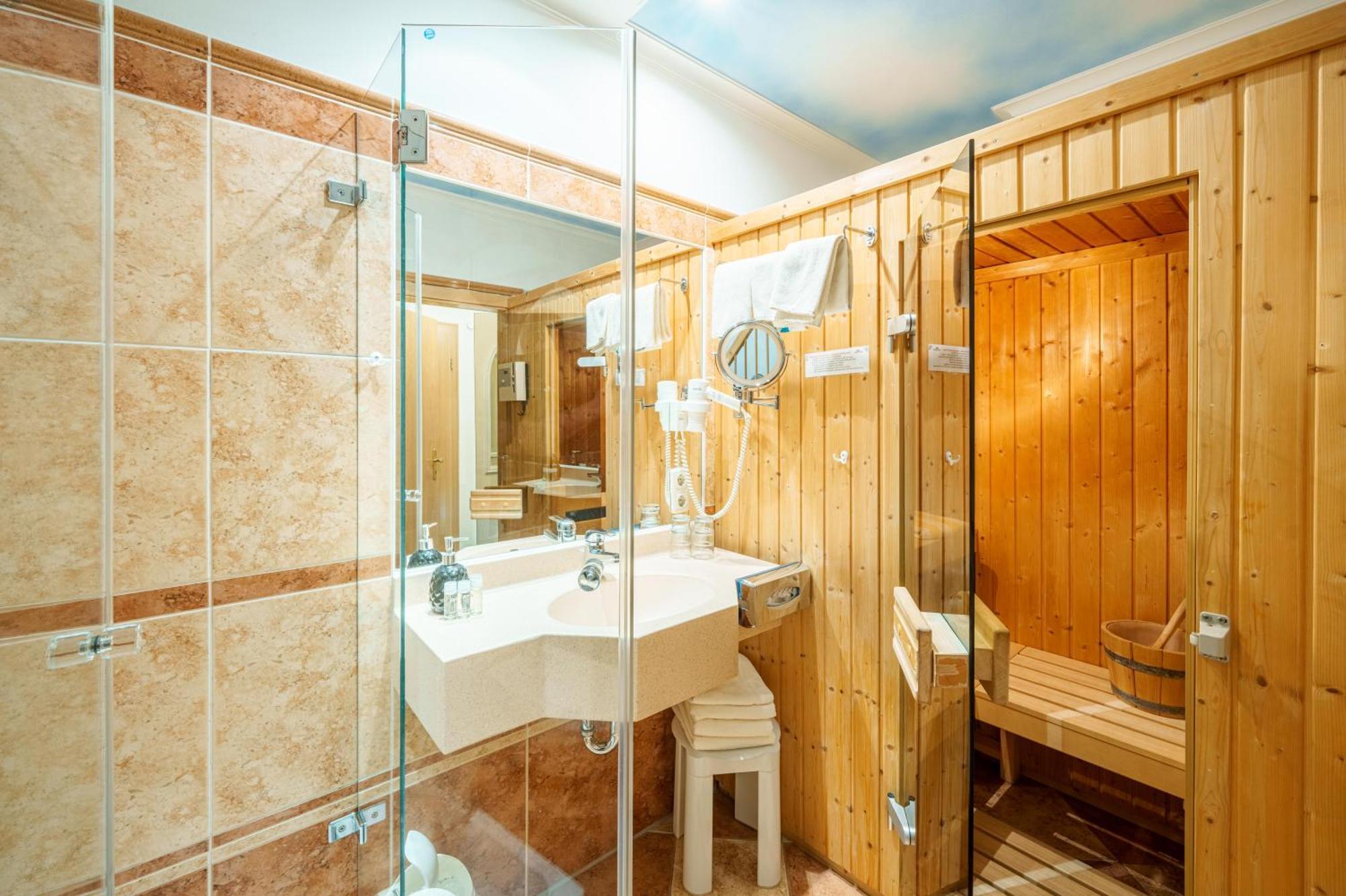 Koenig Ludwig Design Hotel Neu Zimmer Mit Sauna Oder Whirlpool Oder Mehr Altotting Exterior photo